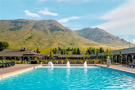 yellowstone national park hotels with pools